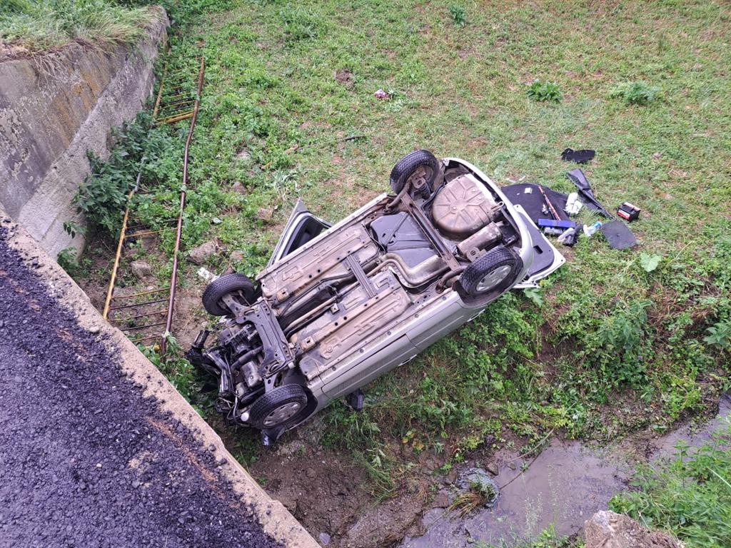 FOTO | Accident soldat cu un mort și doi răniți, pe un drum comunal din Neamț. Șoferul unei mașini a pierdut controlul volanului și a căzut de pe un pod