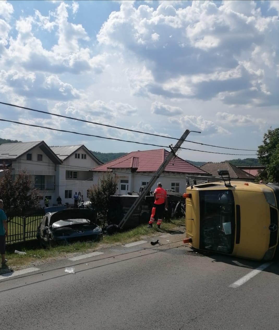 FOTO | Grav accident ruter în județul Argeș, soldat cu un mort și trei răniți