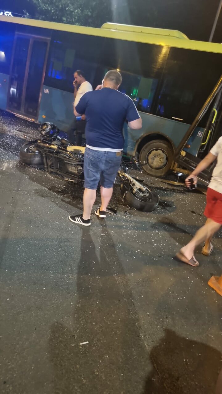 Un motociclist a fost grav rănit, după impactul cu un autobuz pe un bulevard din Voluntari
