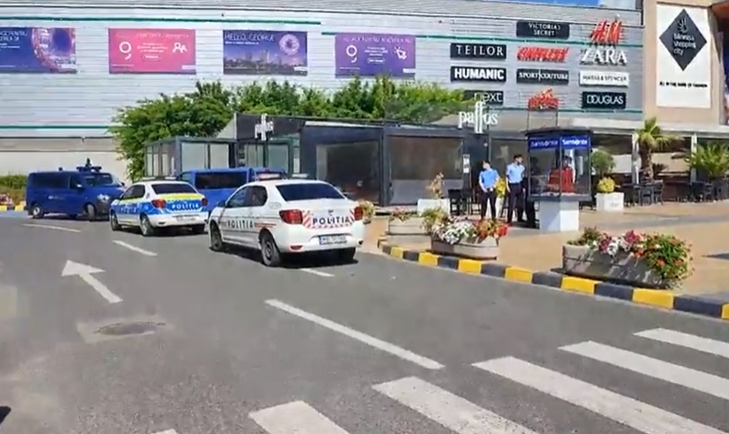 LIVE VIDEO | Alertă cu bombă la Mall Băneasa. Un bărbat spune că a pus un dispozitiv exploziv în clădire / Oamenii sunt evacuați din centrul comercial