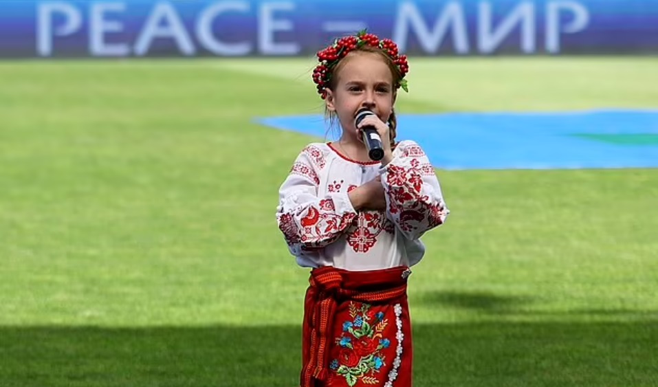 Amelia, fetița care a impresionat o lume întreagă cântând melodia din „Frozen” în buncăr, a interpretat imnul național al Ucrainei la meciul din Liga Națiunilor UEFA