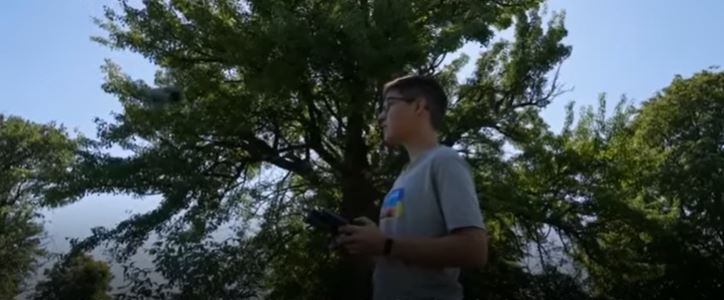 Cum a reușit un copil de doar 15 ani să îi ajute pe militarii ucraineni să distrugă un convoi militar rusesc | VIDEO