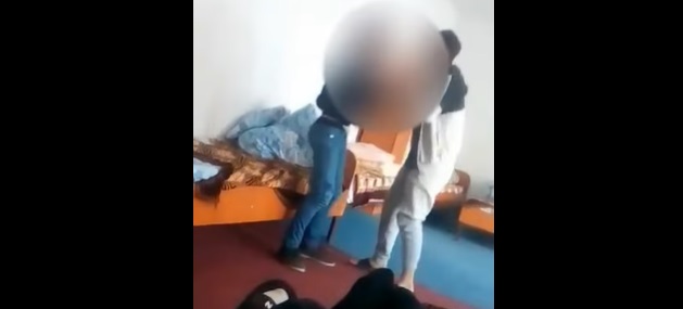 VIDEO | Bătaie într-un centru pentru copii instituționalizați. Un băiat este lovit și agresat verbal de un coleg