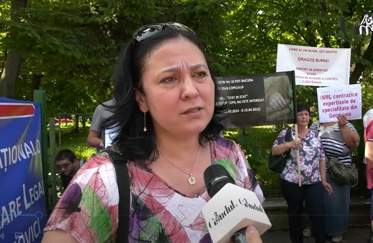 Zeci de părinți au cerut socoteală legiștilor pentru expertizele în cazuri de malpraxis, într-un protest fără precedent la Institutul de Medicină Legală din București