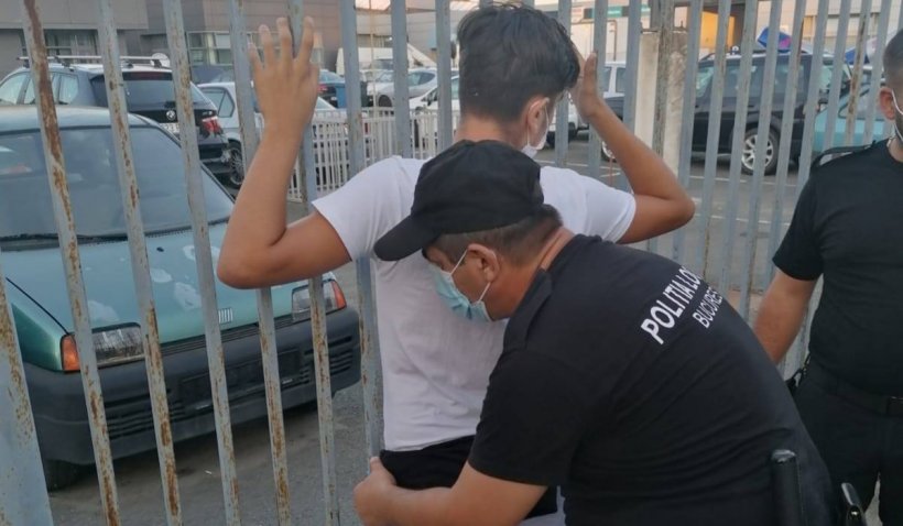 Craiova: Un adolescent de 16 ani a intrat într-un liceu cu un BRICEAG de 28 de centimetri / Cum a fost prins
