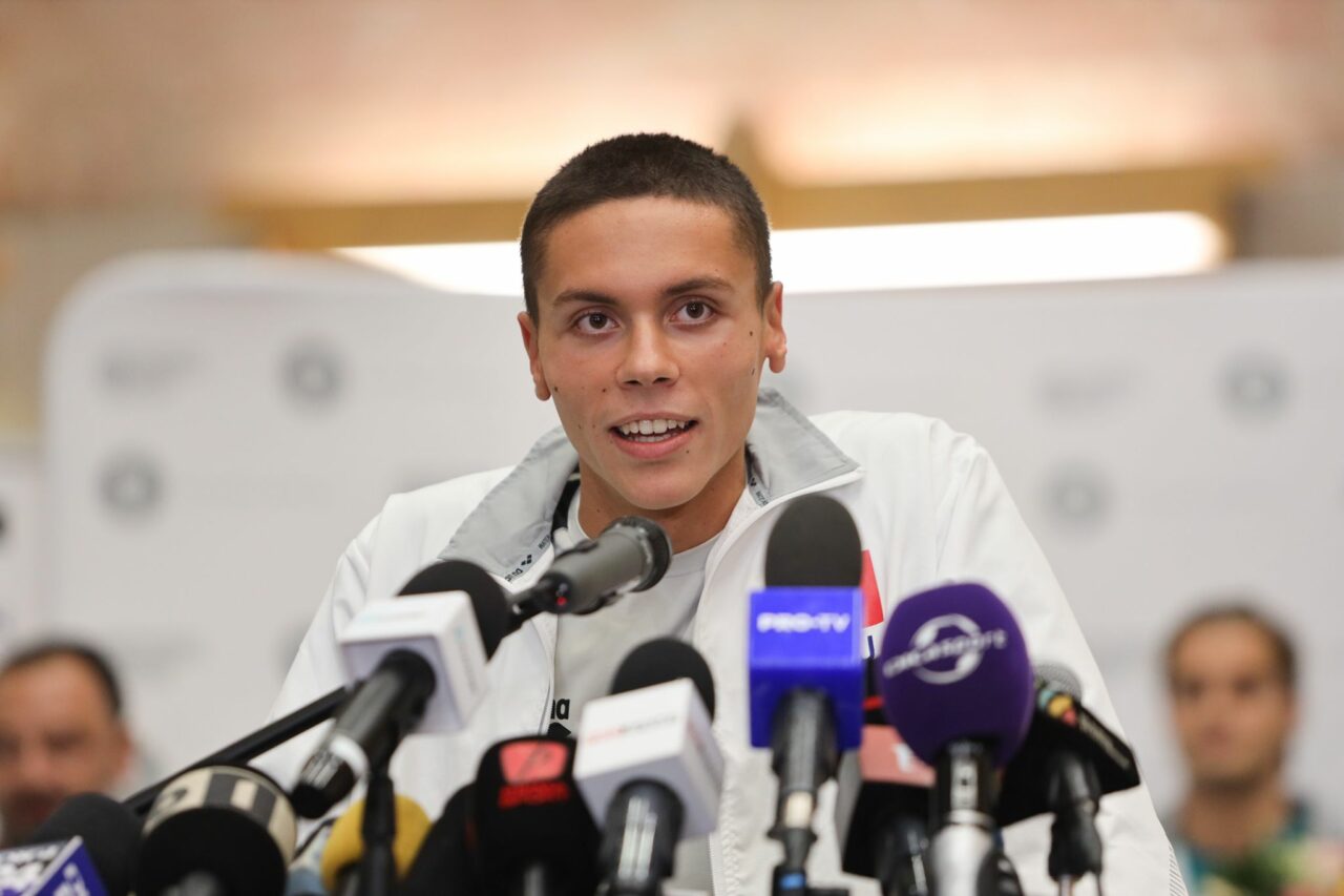 FOTO – VIDEO | David Popovici: „Sper că valul pe care l-am creat acum va ajuta sportul să progreseze în România” / „Sunt onorat să reprezint țara asta frumoasă și să vă simt alături” / „Cel mai mare vis este să devin cel mai rapid din istorie”