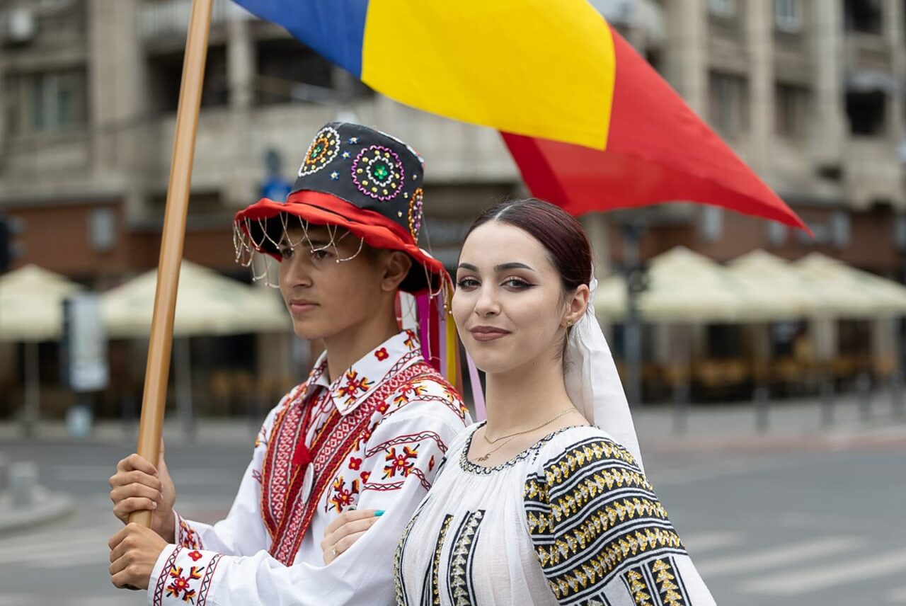Marcel Ciolacu, mesaj de Ziua Drapelului: „Prin aceste trei culori le spunem celorlalți cine suntem noi”