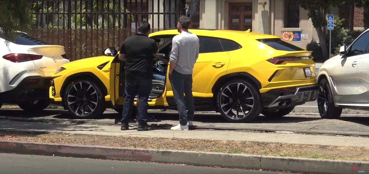 Fiul minor al lui Ben Affleck s-a urcat la volanul unui SUV de 230.000 de dolari și a lovit un BMW, chiar sub ochii tatălui său