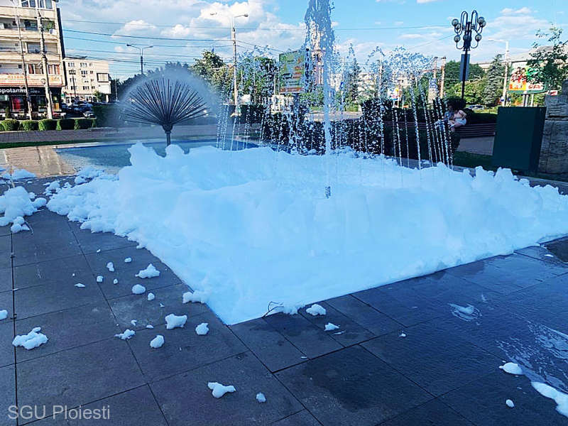 Fântâni arteziene vandalizate în Ploieşti. Bazinele s-au umplut cu spumă după ce persoane neidentificate au turnat detergent