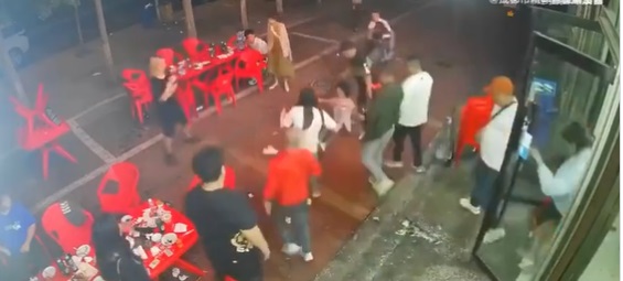 Scene de o brutalitate ieșită din comun, în China: Mai multe femei care ieșiseră să ia cina în oraș au fost bătute cu bestialitate