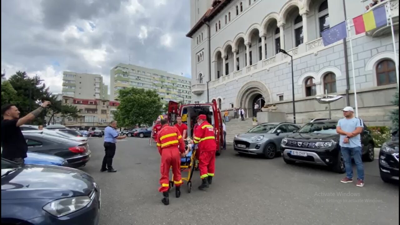 VIDEO | Femeie în pragul morții în primăria lui Clotilde Armand. Două echipaje SMURD au ajuns la fața locului