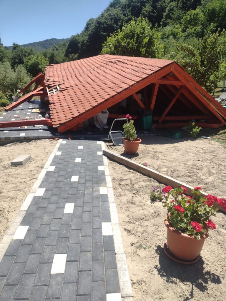 UPDATE – Subprefectul Sălajului a murit, după ce acoperișul unui foișor s-a desprins din cauza unei rafale de vânt. Alte trei persoane au fost rănite