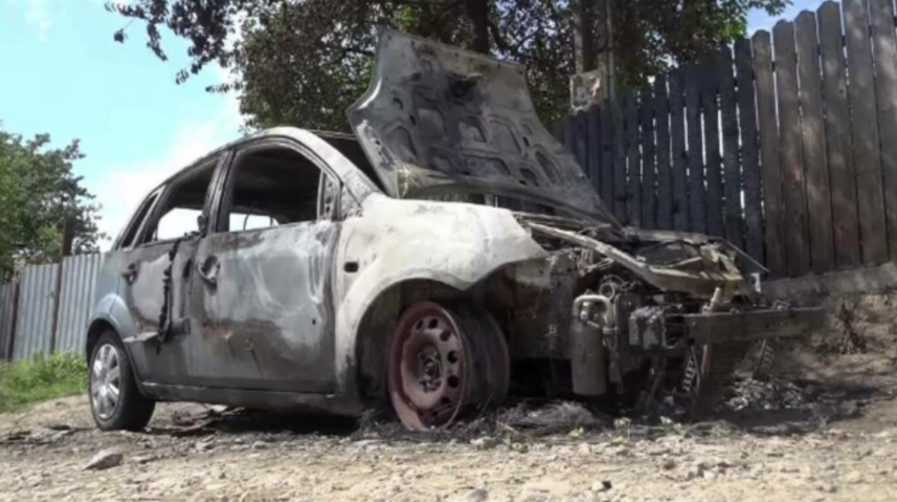 Un bărbat din Vaslui este acuzat că şi-a bătut şi ameninţat soţia cu moartea. Ulterior, acesta a incendiat autoturismul femeii: „Era mașina cumpărată de el, dată cadou”