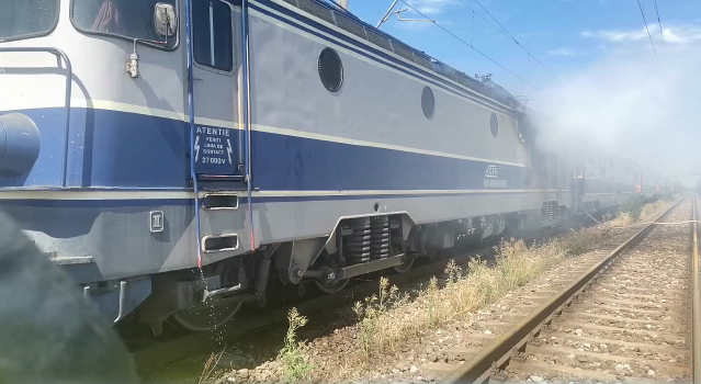 VIDEO | Locomotiva unui tren cu 250 de pasageri a luat foc la Videle, în județul Teleorman. Flăcările au cuprins și primul vagon