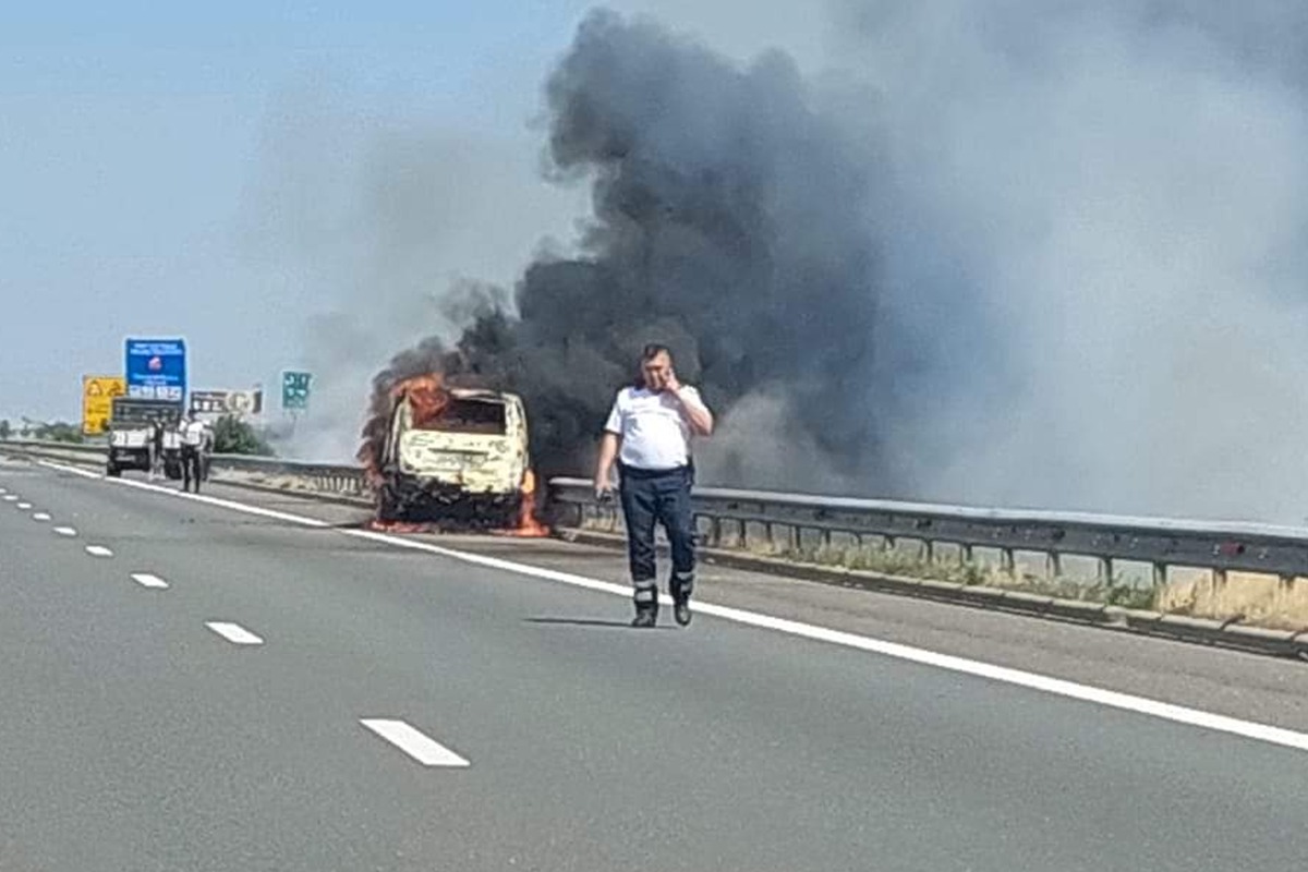 O autoutilitară a luat foc pe Autostrada Soarelui, București-Constanța, la kilometrul 134