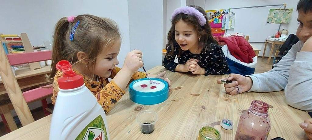 VIDEO | Copiii din Craiova fac teste pe roboți și experimente cu vulcani în miniatură: „Aducem în fața lor materiile viitorului prin metode interactive”