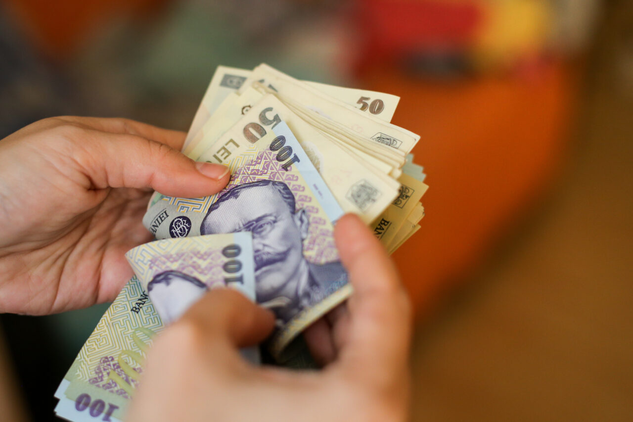 Guvernul decide joi acordarea ajutorului de 700 de lei pentru pensionarii, inclusiv militari, cu venituri mai mici de 2.000 de lei. Când și cum se virează banii