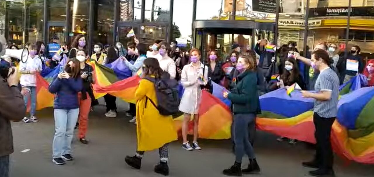 Parada homosexualilor din Iași, primită cu ouă și fumigene de contramanifestanți: „Iaşiul nu-i Sodoma”