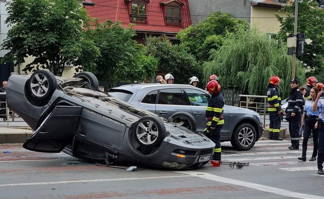 Accident grav în Capitală. O mașină, răsturnată pe plafon. Sunt două victime