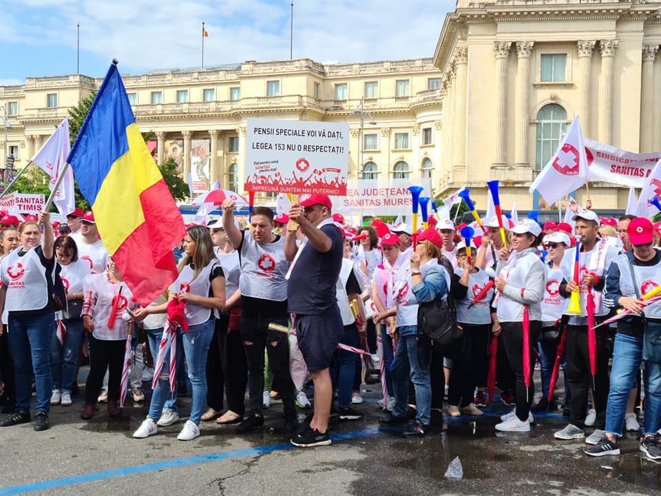 FOTO | Cadrele medicale și angajații din sistemul de asistență socială au ieșit în stradă și cer salarii mai mari: „Pensii speciale voi vă dați. Lega 153 nu o respectați”