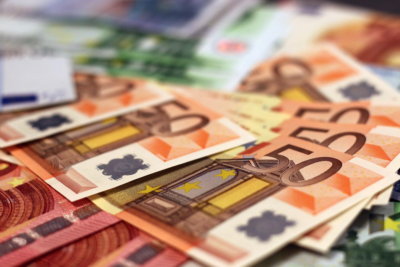 România nu îndeplinește condiţiile pentru adoptarea monedei euro, concluzionează Comisia Europeană