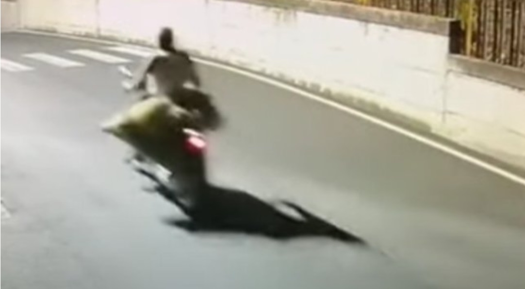 VIDEO. Român, surprins de camere în Napoli în timp ce căra pe scuter cadavrul prietenului pe care l-a omorât