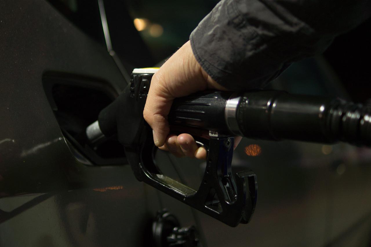 Plinul la pompă, cu 50% mai scump față de 2021. Benzina și motorina continuă să se scumpească: La cât a ajuns litrul