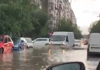 Intervenție de amploare a Apa Nova în Capitală. Câte utilaje a scos pe străzi furnizorul de servicii de apă și canalizare