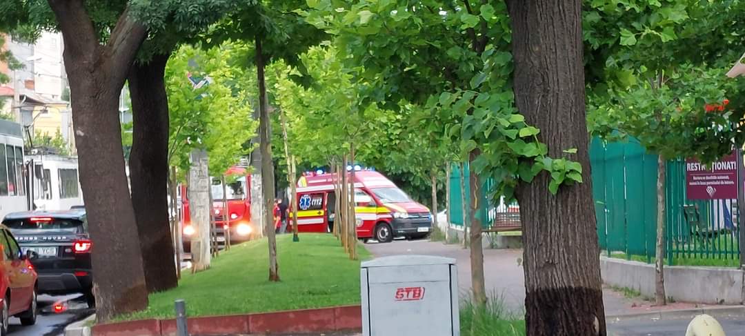 FOTO | Poliţist de la Brigada de Combatere a Crimei Organizate, rănit după ce a intrat cu maşina de serviciu într-un stâlp