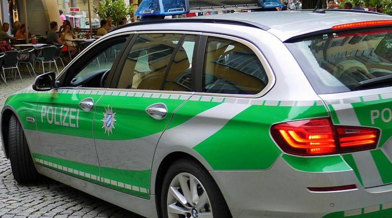 Gest macabru: Un cap de om, „plantat” în fața unui tribunal din Germania