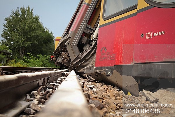 Tragedie în Germania! Trei morți și zeci de răniți după ce un tren a deraiat în Bavaria