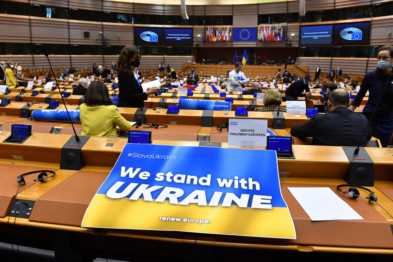 Parlamentul European îi îndeamnă pe liderii UE să acorde Ucrainei statutul de candidat „fără întârziere”