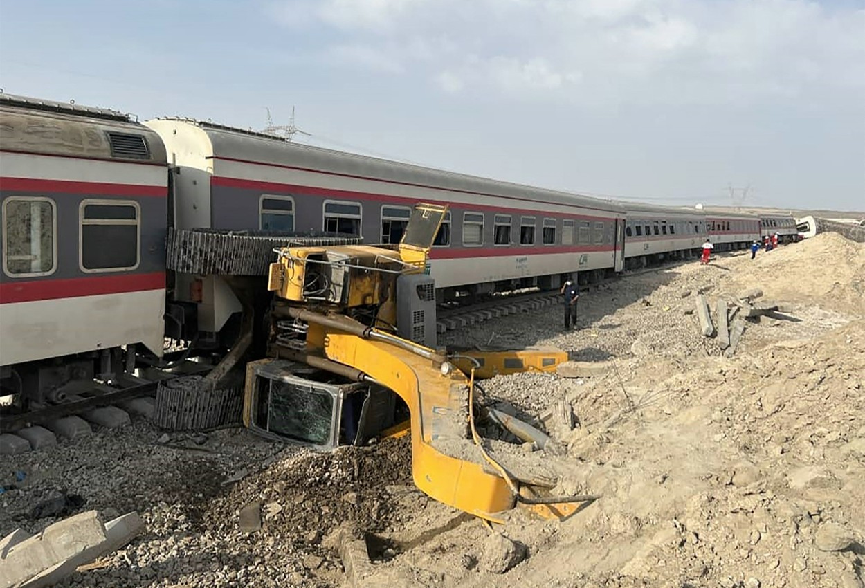 Accident feroviar grav în Iran. Cel puțin 13 oameni au murit după ce un tren a deraiat