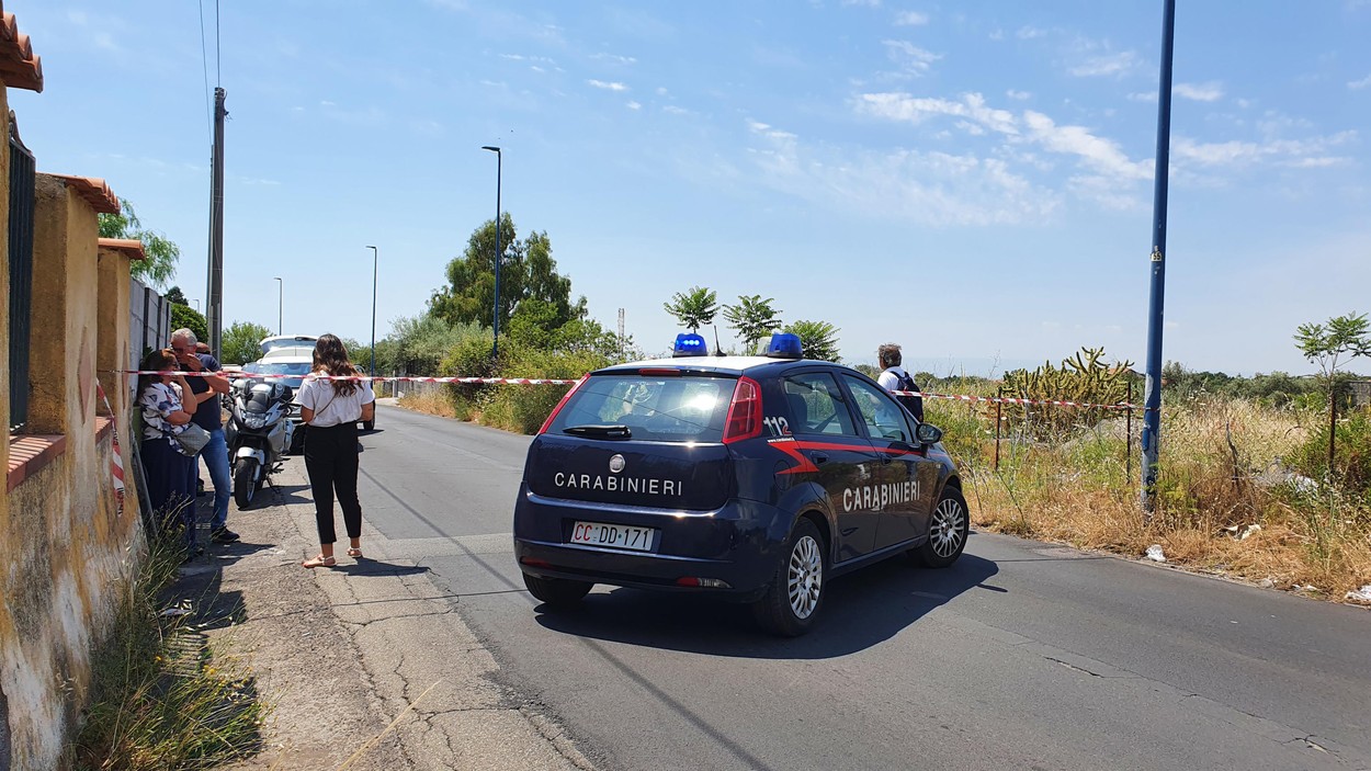 Două românce, mamă și fiică, împușcate mortal într-o casă din Italia. Soțul a fost arestat