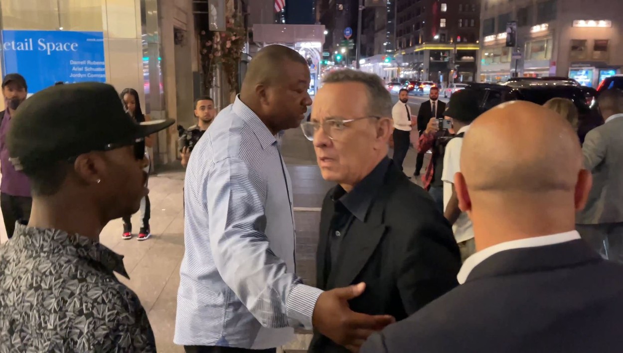 Tom Hanks și-a înjurat fanii după ce soția sa a fost îmbrâncită ce aceștia: „Dați-vă dracu înapoi. Mi-ați lovit soția!”