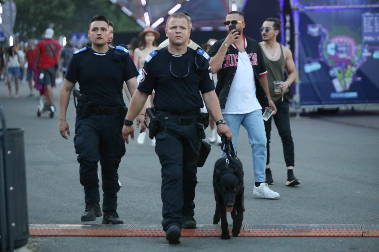 EXCLUSIV. Un angajat din stafful auxiliar al SAGA Festival, prins de autorități cu droguri asupra sa. 77 de dosare de trafic și deținere de substanțe interzise în două zile de festival
