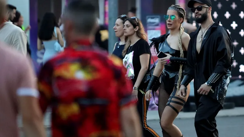 EXCLUSIV | Spectatorii de la sectorul VIP al festivalului Saga s-au drogat în fața polițiștilor. „Trăgeau pe nas în văzul tuturor”