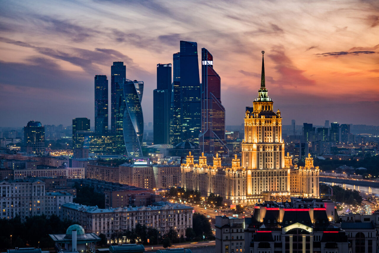 The Guardian: Peste 15.000 de milionari ar urma să plece din Rusia în 2022