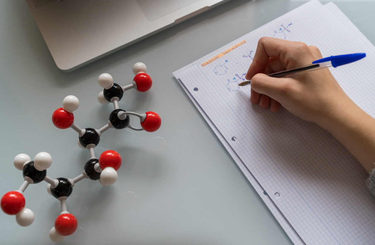BAC 2022 | Cum se rezolvă subiectele de azi de la chimie, de la Bacalaureat