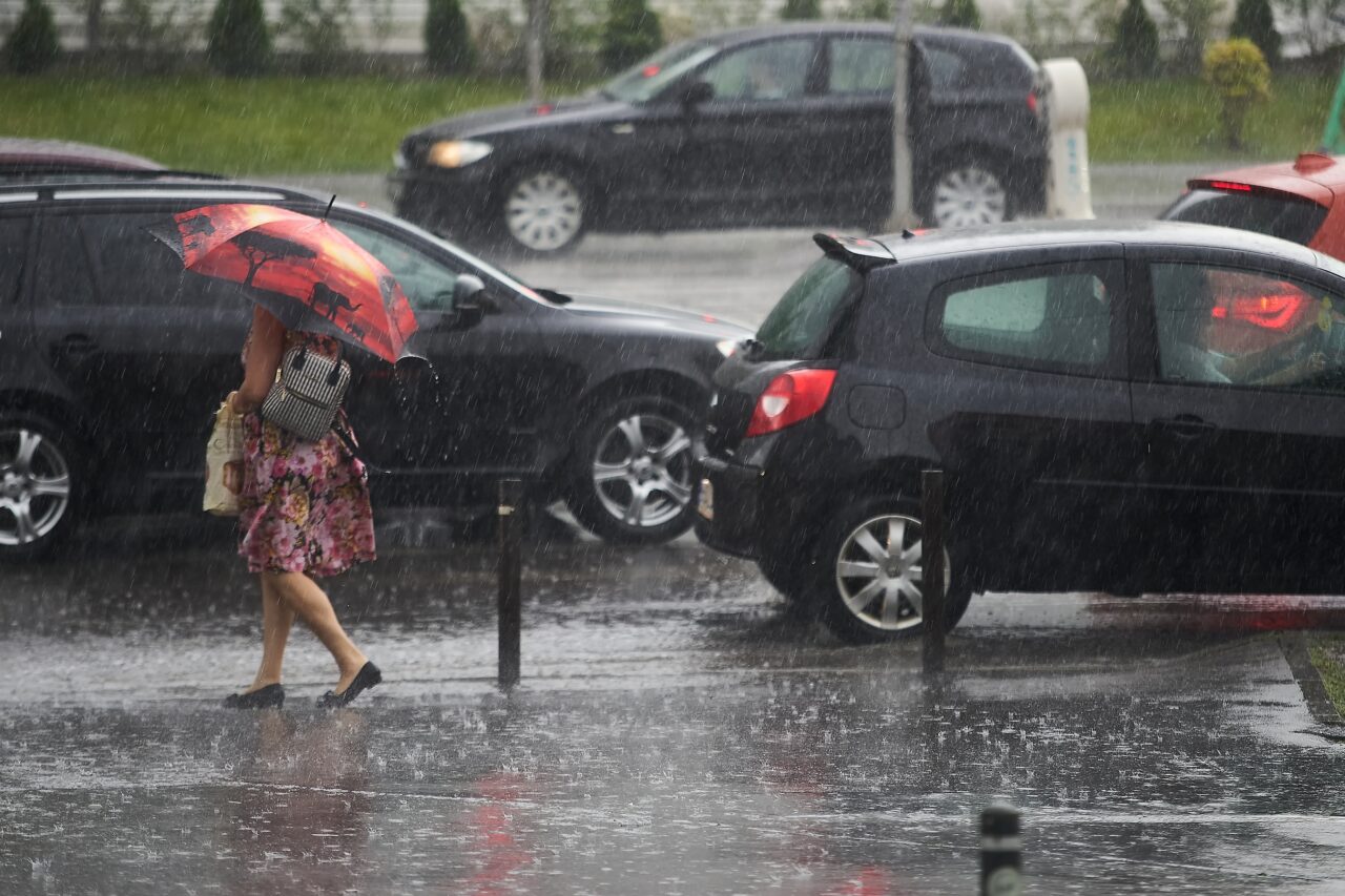 HARTĂ | Jumătate din țară, sub avertizare Cod galben de vijelii și averse torențiale / Cum va fi vremea în București
