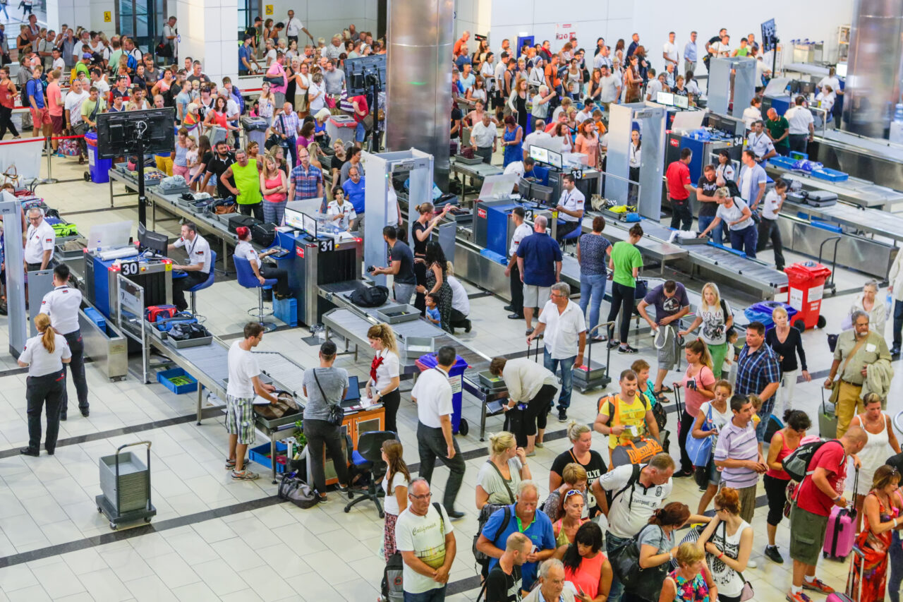 Aeroporturile lumii sunt cuprinse de haos. Companiile din aviație avertizează că problemele vor persista toată vara