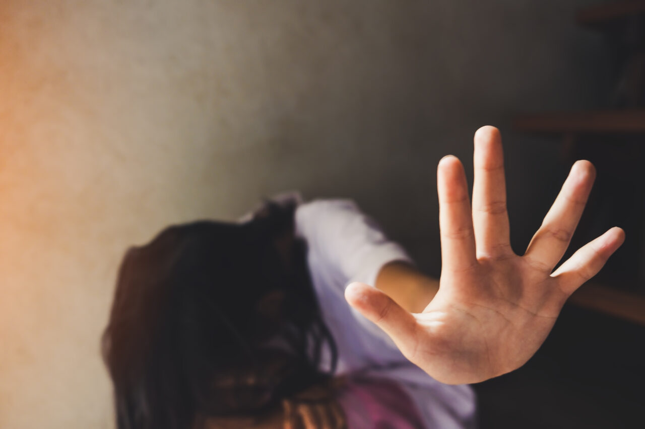 Un bărbat din Timiș s-a filmat când viola o tânără pe care o luase în plasament de 12 ani. Individul este deja arestat pentru agresiune sexuală asupra a două minore