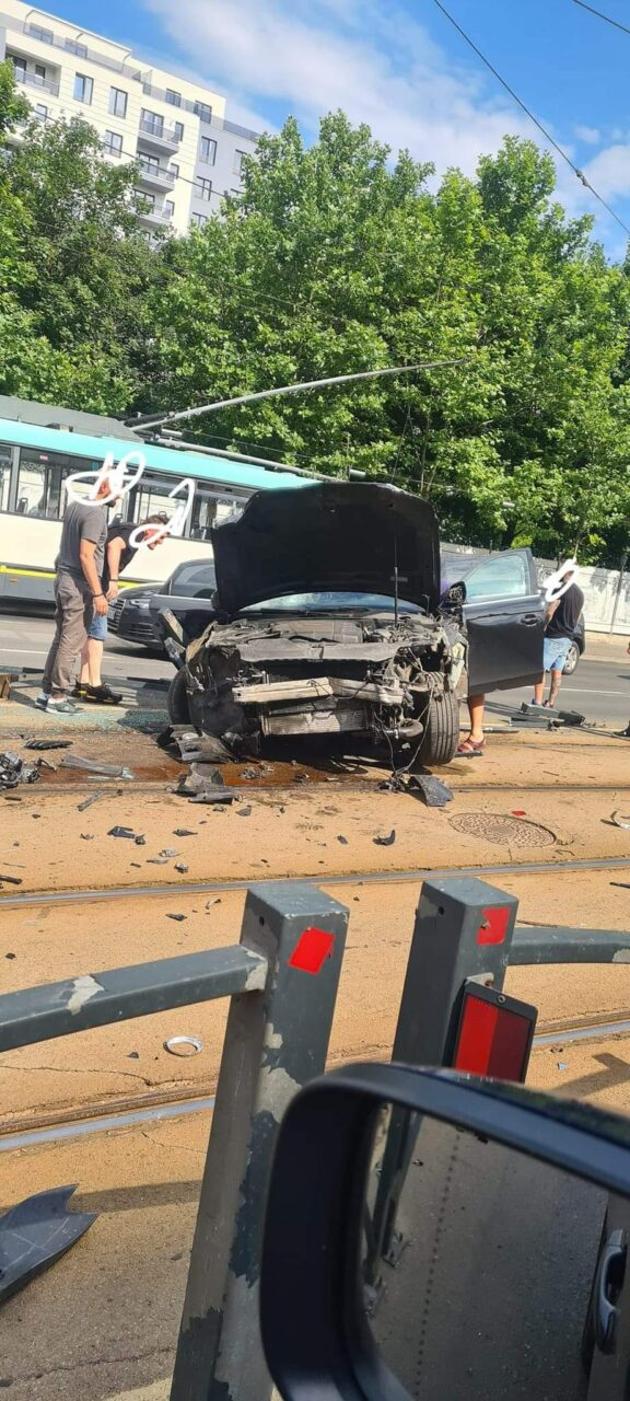 Accident rutier grav pe Calea Văcărești din Capitală. Un troleibuz și două mașini s-au ciocnit