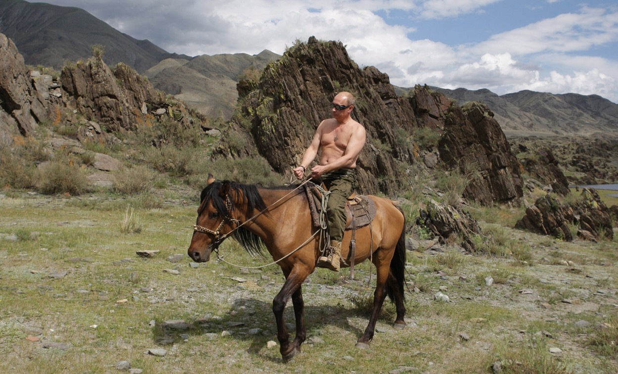 Vladimir Putin, ironizat pentru imaginea de „macho”, de liderii G7: „Trebuie să avem şi noi fotografii călare cu pieptul gol”