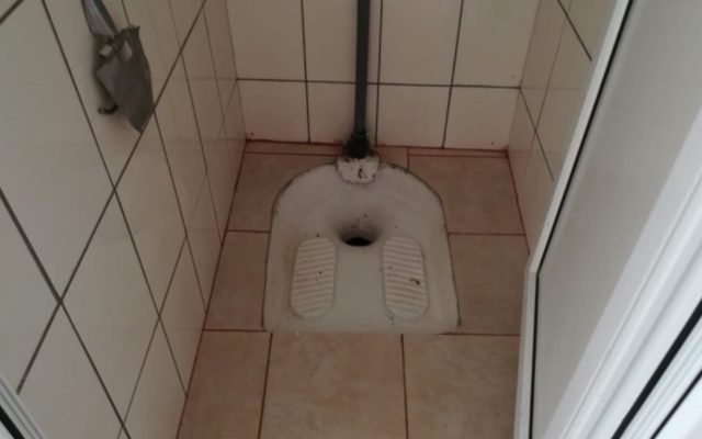 Un deținut reclamă că la Penitenciarul Iași toaletele nu au „tron”. Câți bani a cerut despăgubire: „S-a simțit dezumanizat și torturat”