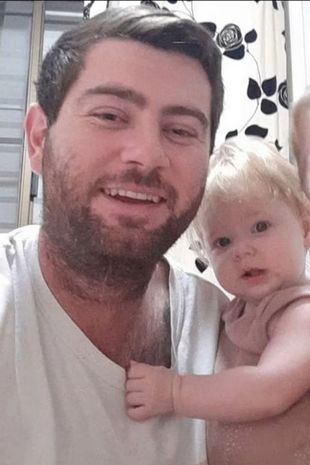 Bebeluș înecat în cadă în timp ce tatăl său stătea pe Facebook și fuma, în Australia. Ce pedeapsă a primit bărbatul