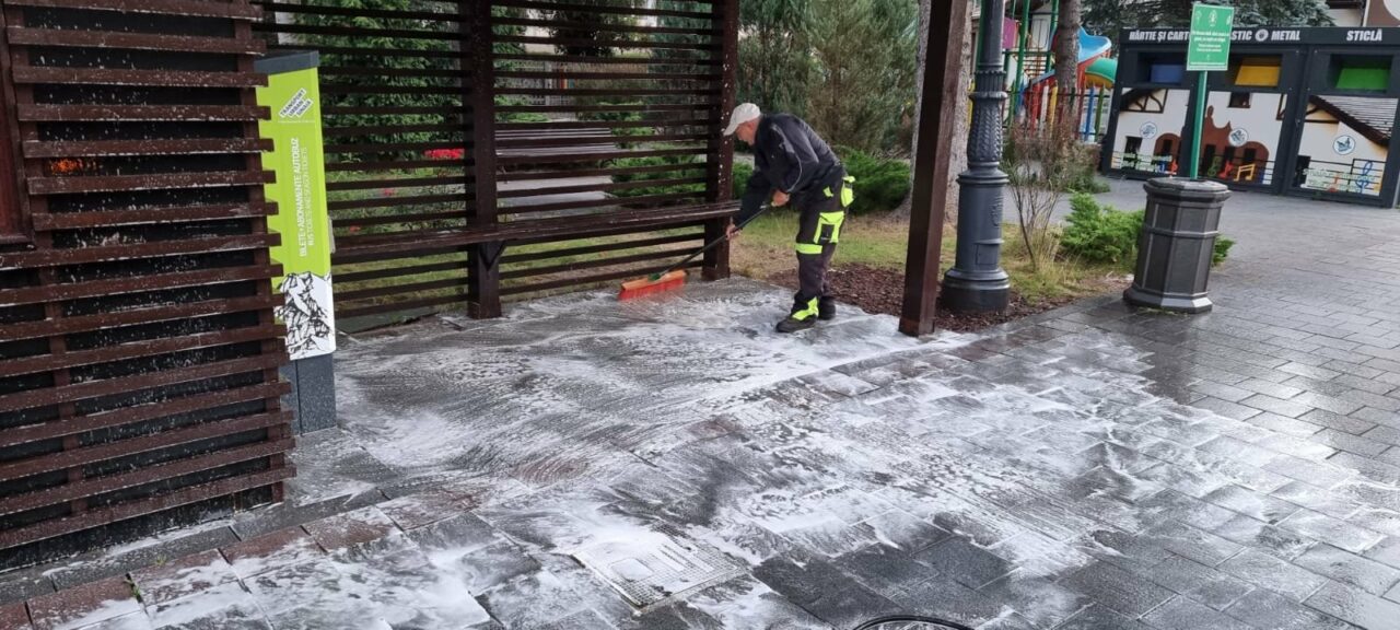 Stațiunea Sinaia, spălată cu detergent după valul de turiști din weekend. „Locurile des frecventate devin murdare” | GALERIE FOTO