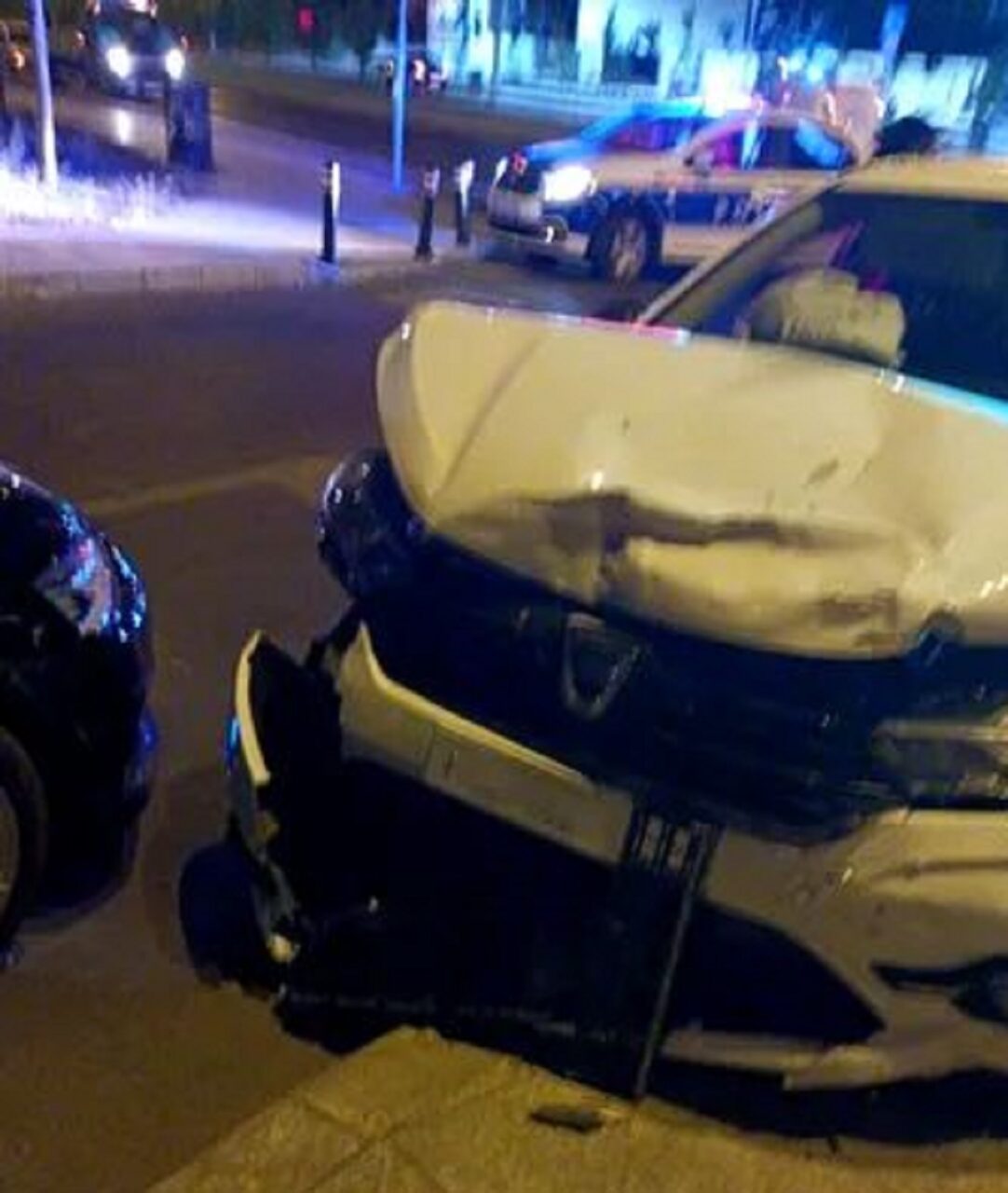 Accident provocat de un fotbalist de la Voluntari pe un bulevard din Capitală. Trei persoane au ajuns la spital în urma impactului