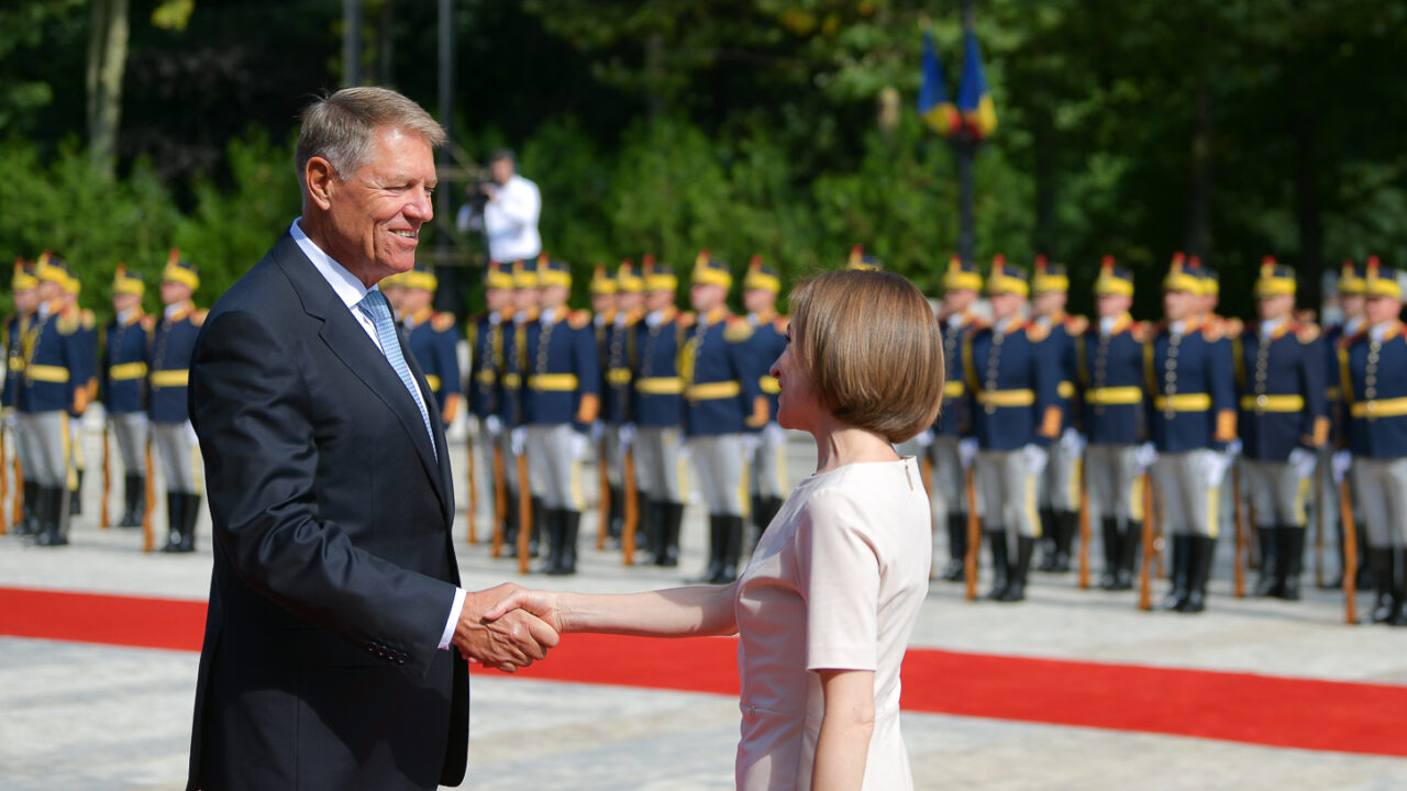 Sondaj: Cei mai mulți moldoveni cred că Republica Moldova este cel mai mult ajutată de România / 42,5 % ar vota pentru unire