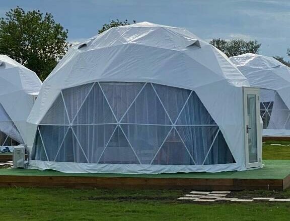 Cât costă o noapte de cazare în camping-urile din Năvodari. Cât plătești să stai pe plajă, în cort, cu aer condiționat și TV